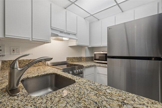 Building Photo - 540 Brickell Key Dr