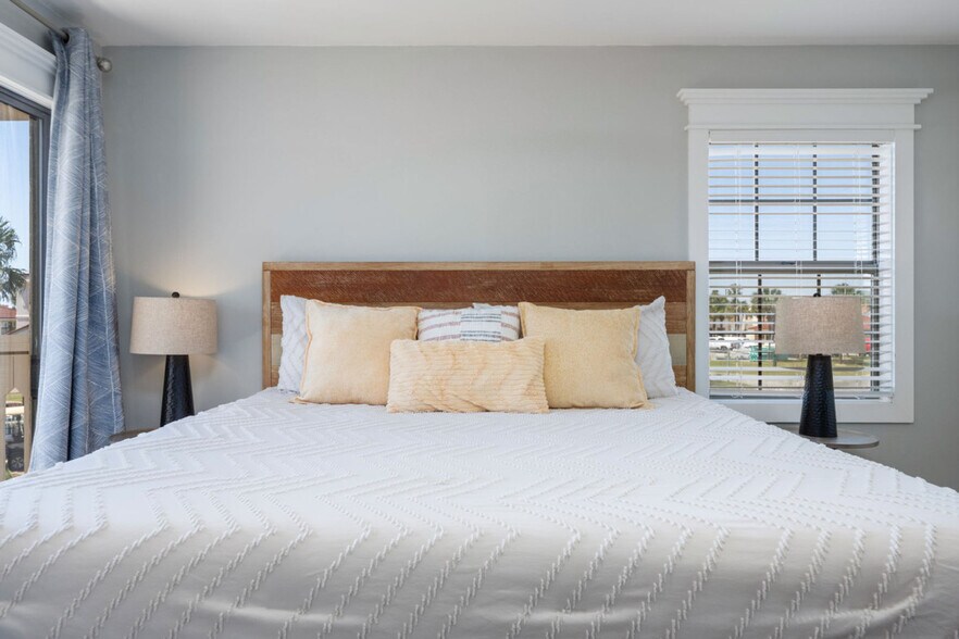 Building Photo - 17462 Front Beach Rd