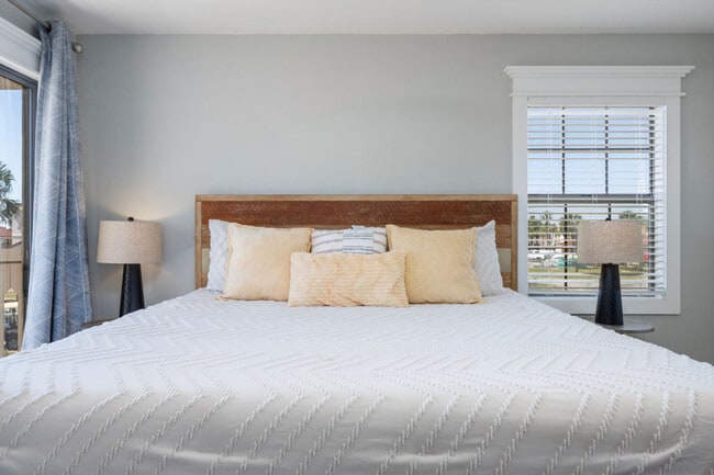 Building Photo - 17462 Front Beach Rd