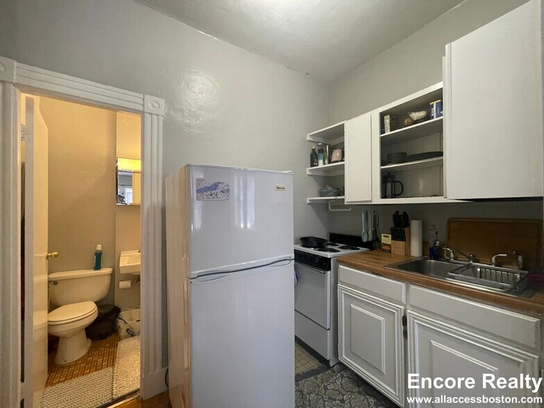 Building Photo - 47 Joy St