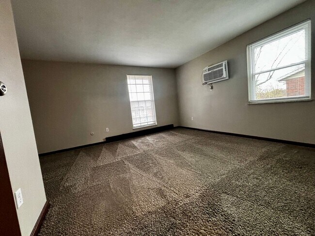 Building Photo - Spacious 2-Bed, 1.5-Bath Townhome in West Milton