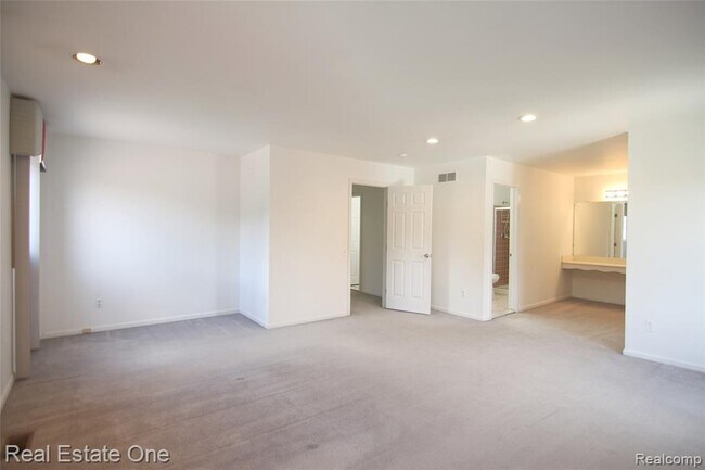 Building Photo - 5590 Greenbriar Dr