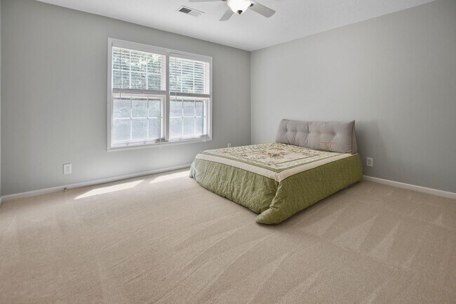 Building Photo - Pet Friendly Four Bedroom with Bonus!