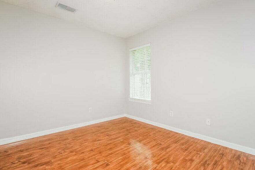 Building Photo - 1596 Far Dr