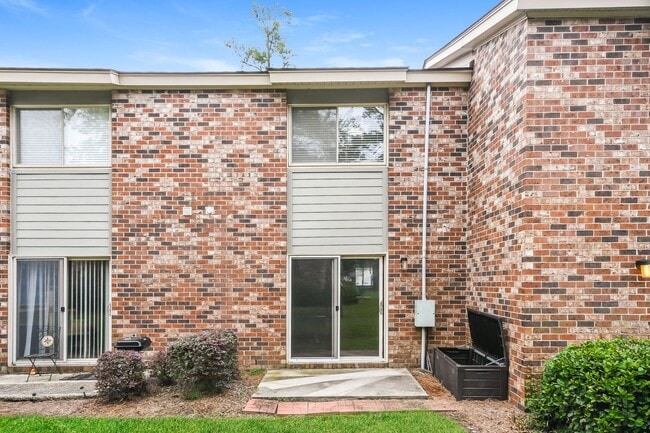 Building Photo - 2 bedroom / 1.5 bath Townhome ~ Hannahan, SC