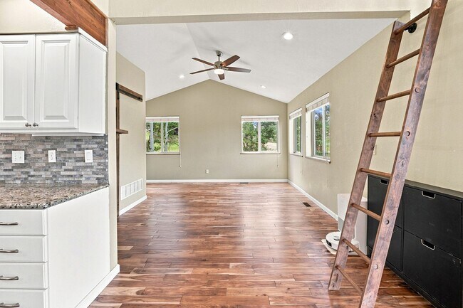Building Photo - Beautiful mountain home