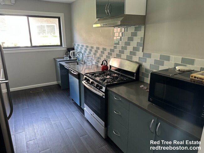 Building Photo - 44 Broadlawn Park