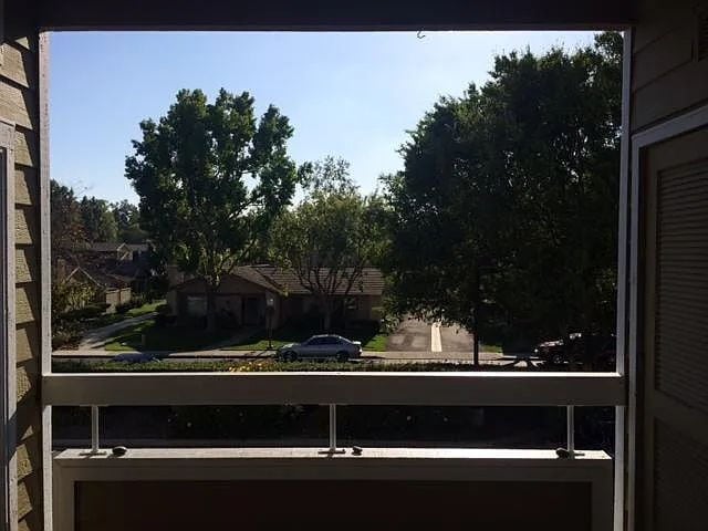 Building Photo - Beautiful, open and airy 1 large bedroom centrally located in the South Coast Metro area