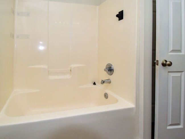 Building Photo - Charming 3-Bedroom Townhome in Prime Winst...