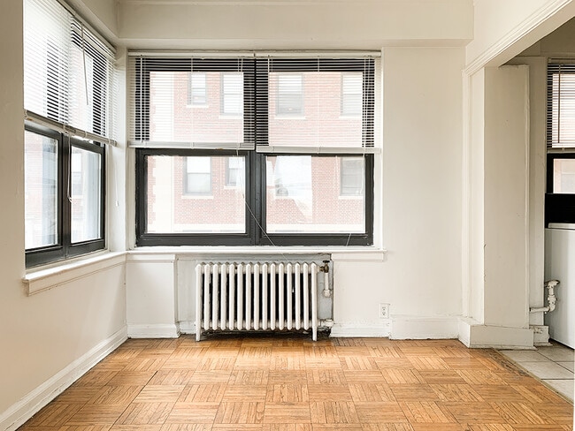 Building Photo - 8925 E Jefferson Ave