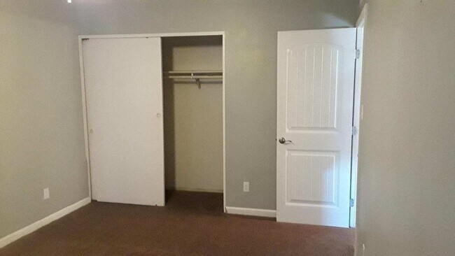 Building Photo - Fantastic 2 bedrooms and 1 bathroom Townhouse for Lease