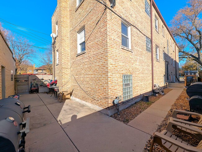 Building Photo - 300 S Austin Blvd