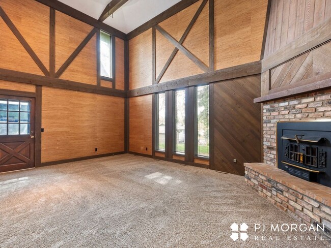 Building Photo - 5 Bedroom, 3 Bathroom - Newly Updated