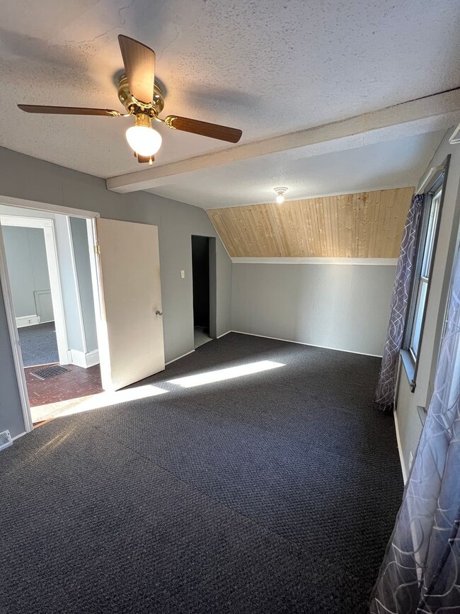 Building Photo - AVAILABLE TODAY - 3 Bedroom in East End Su...