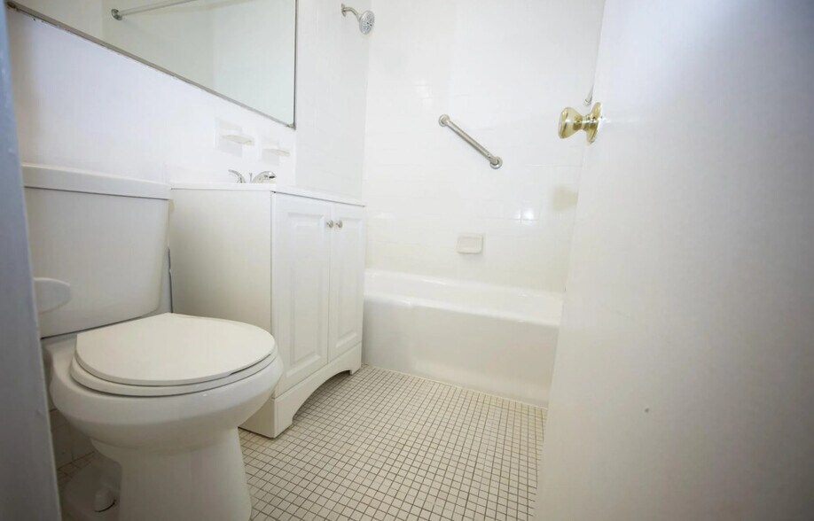 Building Photo - 5 Schenck Ave