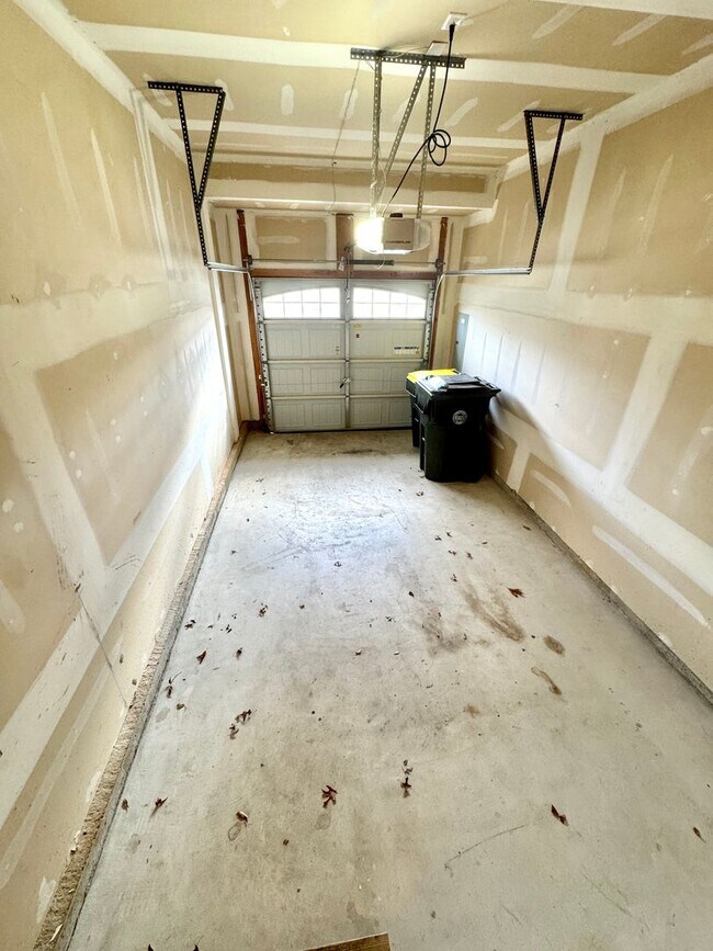 Building Photo - PARKLAND SCHOOLS! THREE BEDROOM TOWNHOME