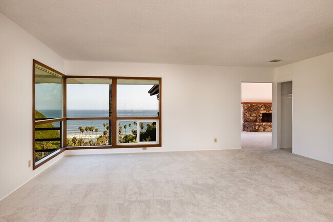 Building Photo - Coastal cottage in prime location and exceptional views!