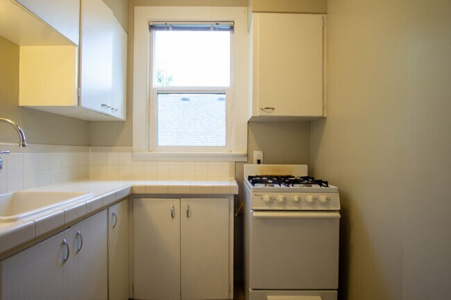 Building Photo - John's Landing 2nd Floor 1Bdr w/Hardwoods,...