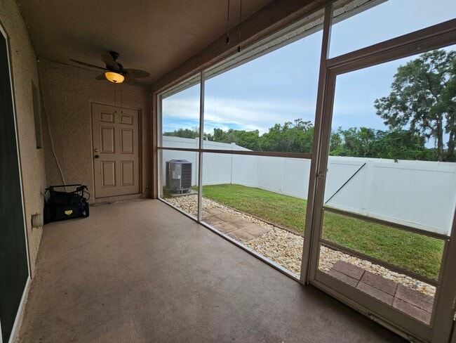 Building Photo - Beautiful 2/2.5 Townhouse