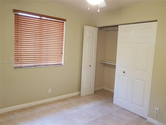 Building Photo - 509 Gardens Dr