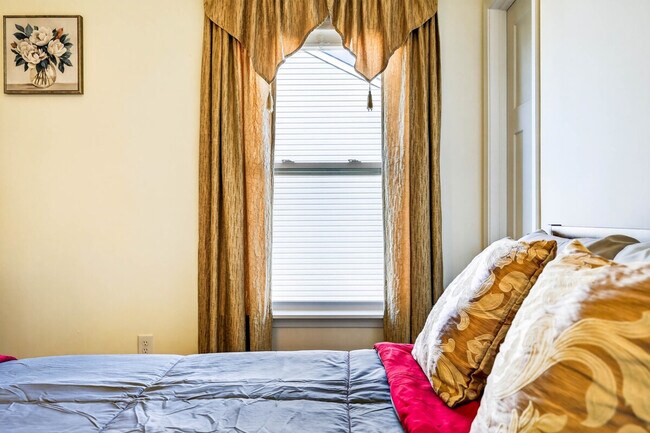 Building Photo - 4663 Bayview Dr