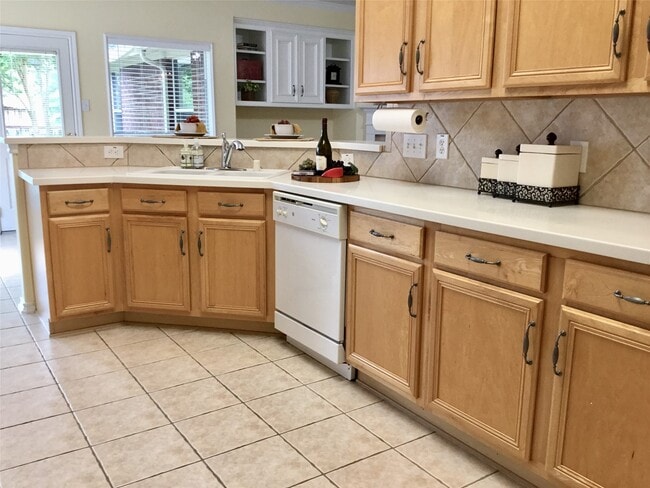 Building Photo - 114 N Queenscliff Cir