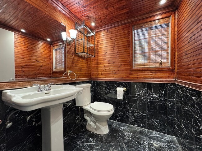 Building Photo - 2bd/2.5ba two car garage townhouse in Coro...