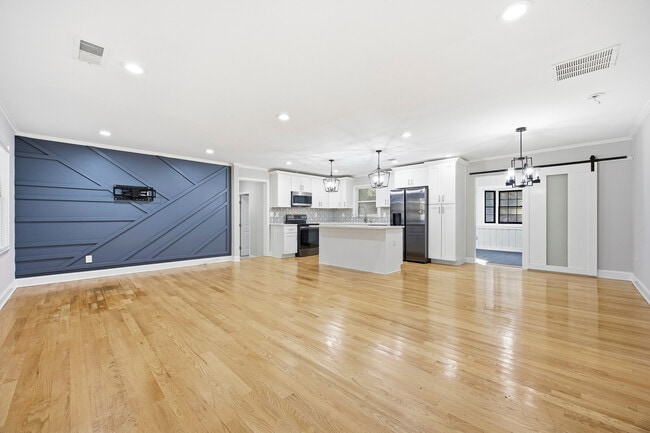 Building Photo - 2717 S Clark Dr