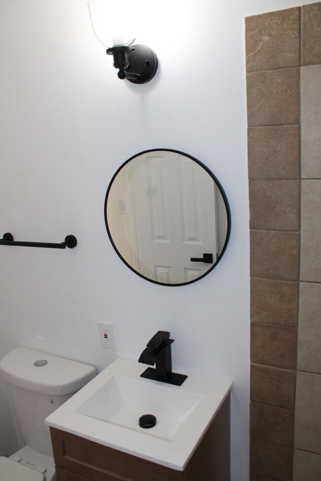 Building Photo - Cozy 2-bedroom, 1 full bath with vanity home located in Kansas City, MO