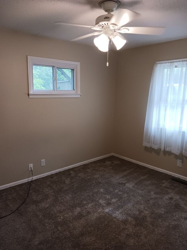 Building Photo - Well-Maintained 3 Bedroom / 2 Bath Ranch Home