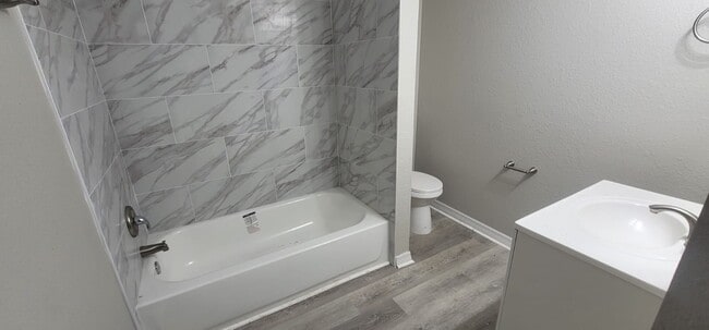 Building Photo - 1550 W 32nd St