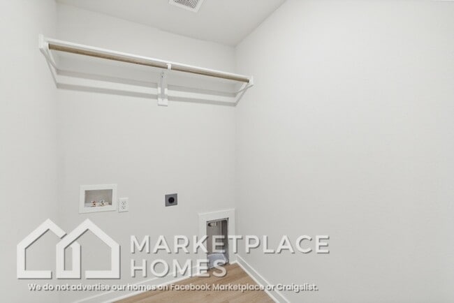 Building Photo - 5726 Selah St