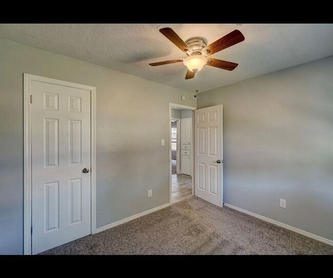 Building Photo - Beautiful newly remodeled home located in ...