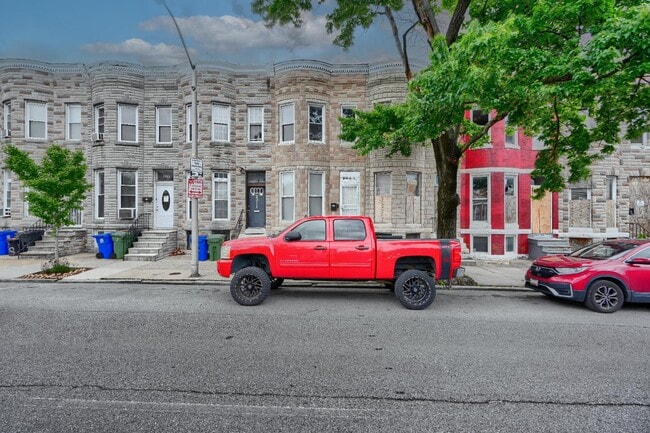 Primary Photo - 2009 N Fulton Ave