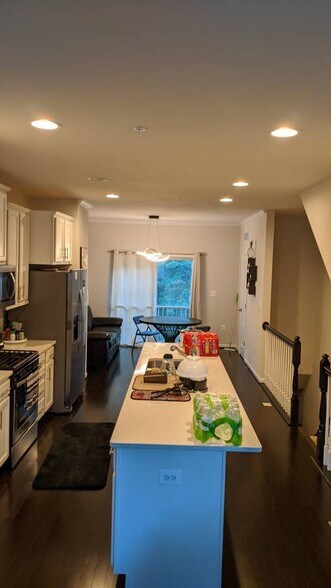 Building Photo - 8203 Hollow Ct