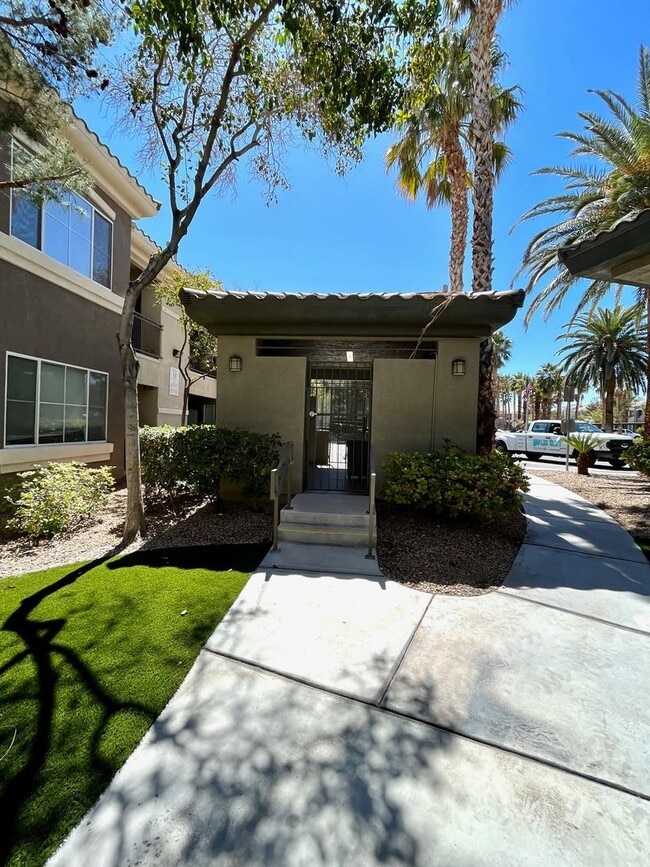 Building Photo - 3 Bedroom Condo located off of Warm Springs and South Durango!!! Southwest Location!