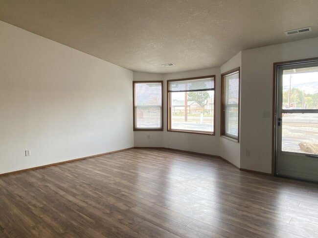 Building Photo - Updated 3 Bedroom in Dallesport