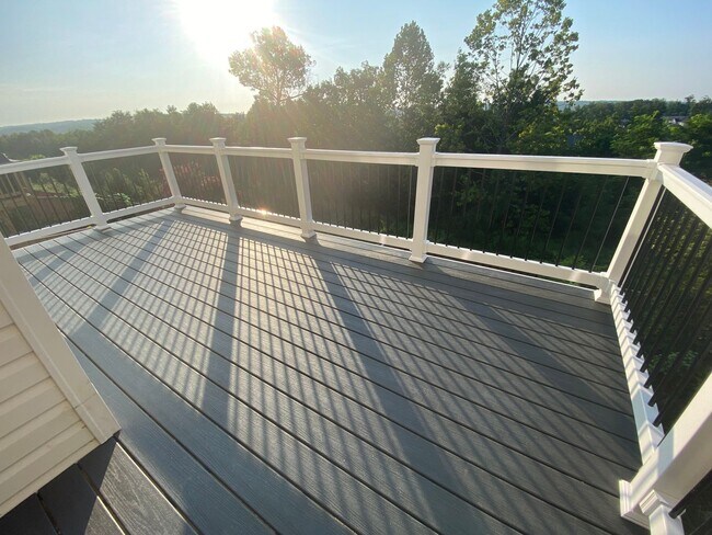 Building Photo - NORTH STAFFORD WELL MAINTAINED TOWNHOME FOR RENT