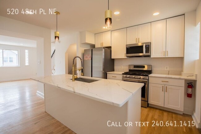 Building Photo - 520 48th Pl NE