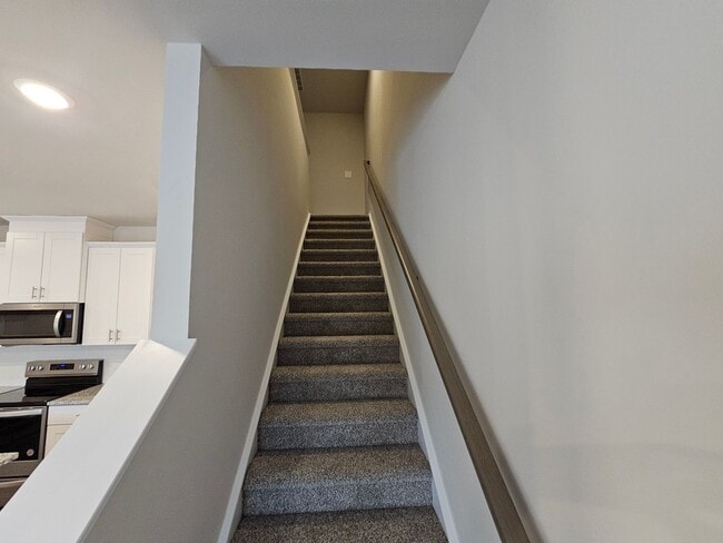 Building Photo - Like-New townhome in Concord