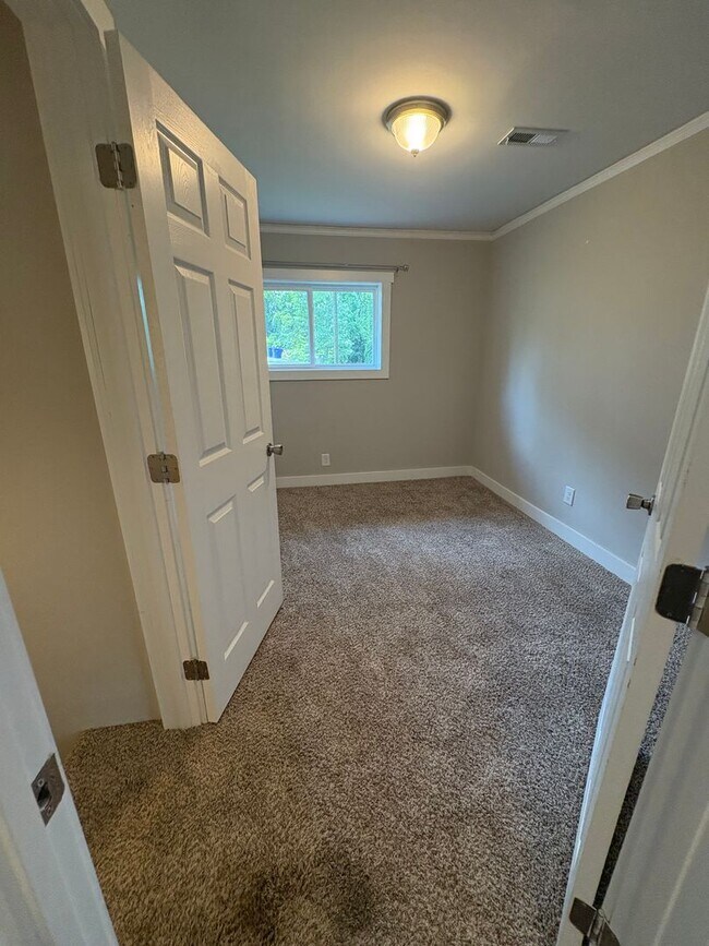 Building Photo - 3 Bedroom 2 Bath Home in Greenville