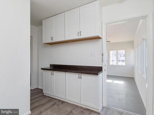 Building Photo - 402 S Cherry Grove Ave