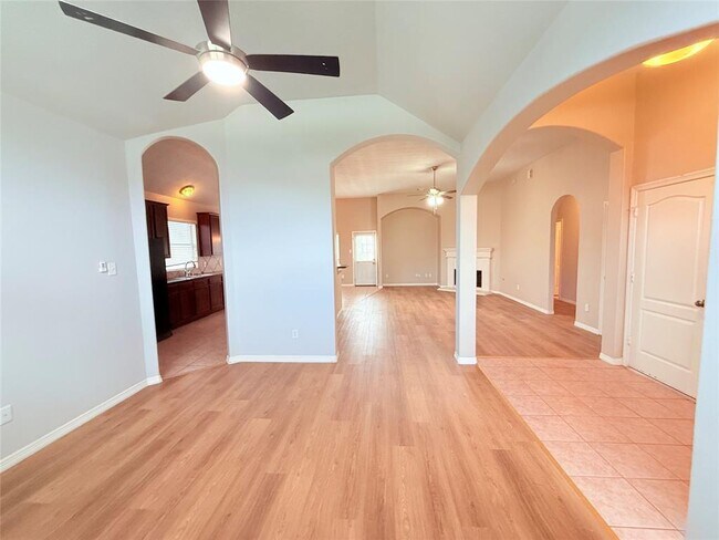 Building Photo - 2212 Highland Crossing Dr