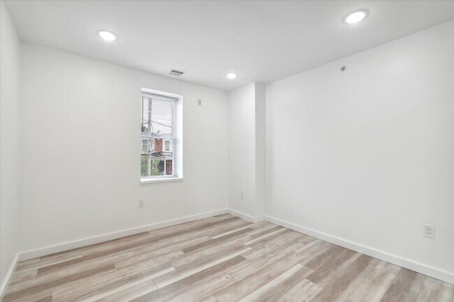 Building Photo - Modern, Spacious 2-Bedroom Apartment