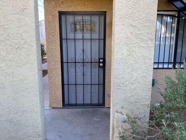 Building Photo - Charming 2-Bedroom Ground-Floor Gem with M...