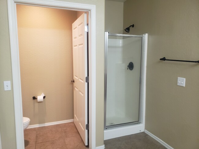 Building Photo - 3 bed 2 bath Condo
