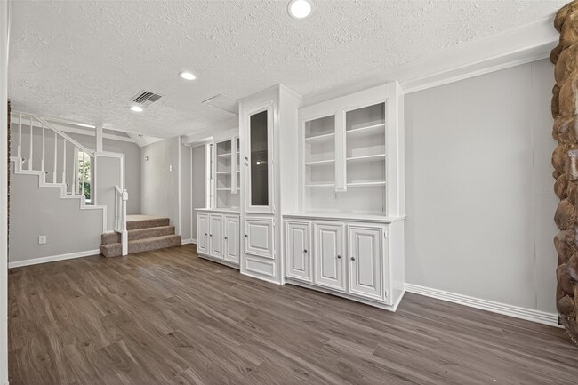 Building Photo - 1305 St Lawrence River Rd