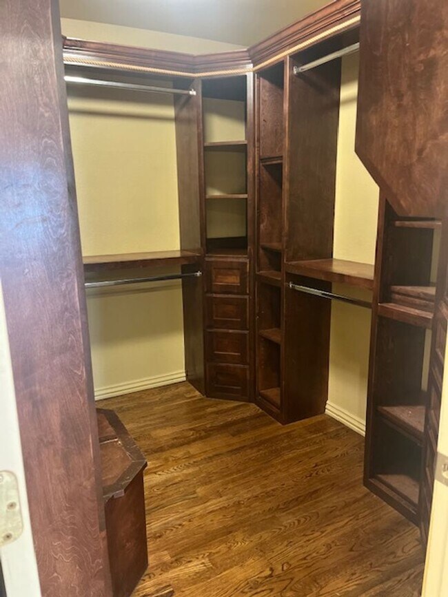Building Photo - Bentonville 4 bedroom 3 car garage home ne...
