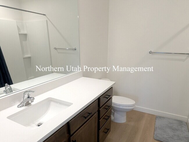 Building Photo - New 3 Bed 3 Bath Townhome