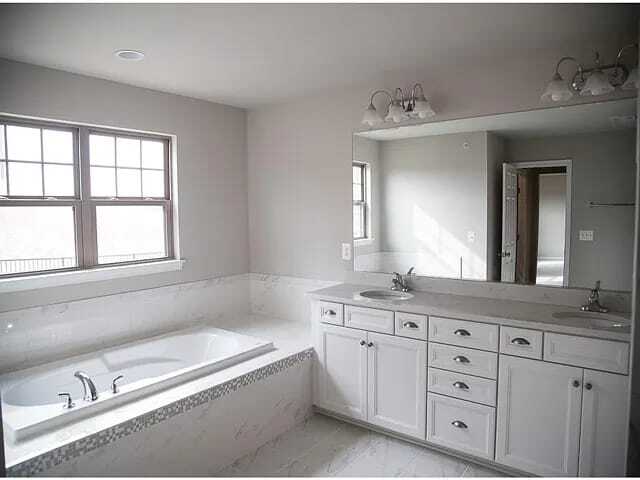 Building Photo - 17905 Woods View Dr